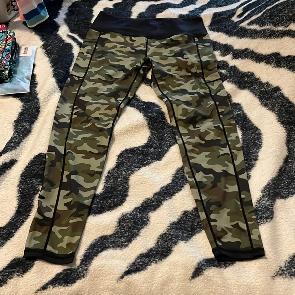 Camo Reversible Size Large CVG Leggings